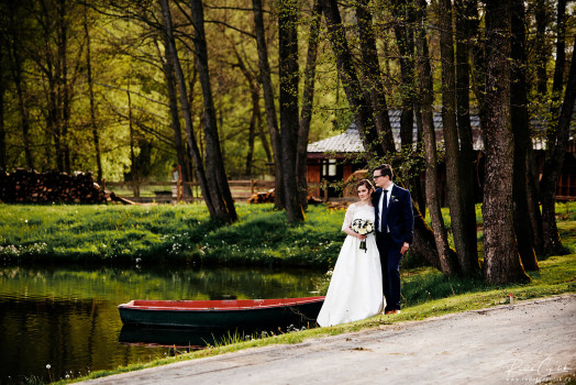 svatební fotografie ženicha a nevěsty u rybníka