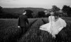 černobílá svatební fotografie nevěsty a ženicha v poli