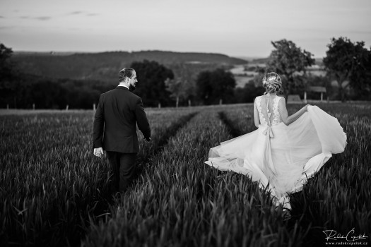 černobílá svatební fotografie nevěsty a ženicha v poli