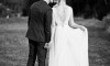 černobílá svatební fotografie nevěsty a ženicha v přírodě