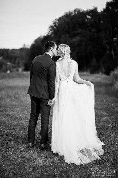 černobílá svatební fotografie nevěsty a ženicha v přírodě