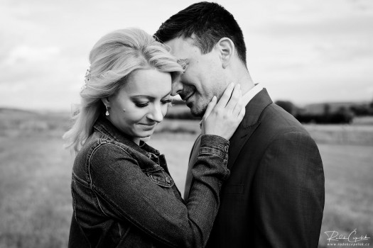 romantická černobílá svatební fotografie nevěsty a ženicha