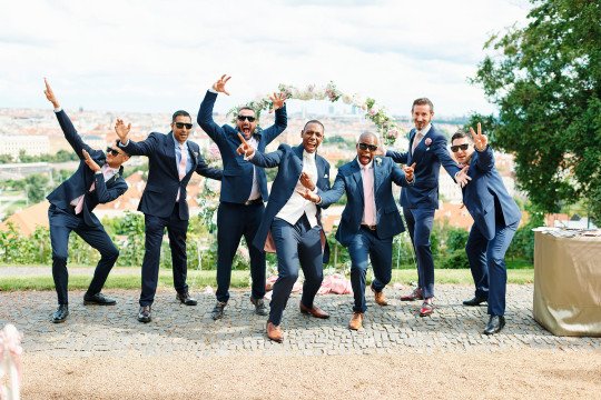 fotografie ženicha a jeho družeb po svatebním obřadu