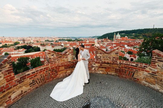 svatební fotografie novomanželů v Praze s výhledem na Malou stranu