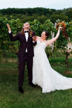 veselí novomanželé na svatební fotografii v blízkosti vinice