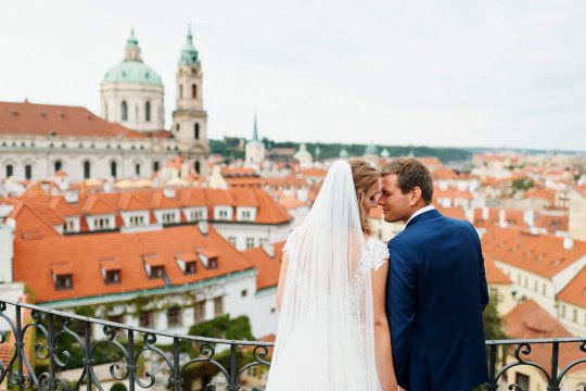 svatební fotografie nevěsty a ženicha s výhledem na Prahu ve Vrtbvské zahradě
