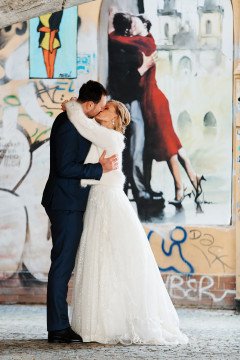 netradiční svatební fotografie novomanželů s graffiti
