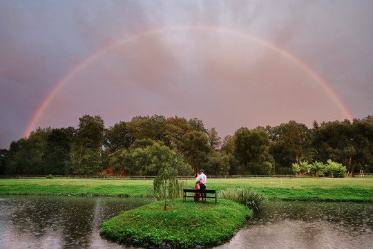 svatební fotografie novomanželů s duhou