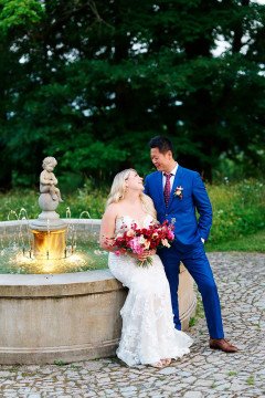svatební fotografie nevěsty a ženicha u kašny v areálu Chateau Mcely.