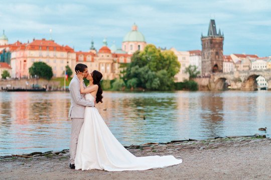 svatební fotografi novomanželů s pozadím historické Prahy