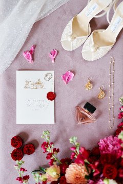 flat lay nevěsty s detaily boty, květina, parfém, prstýnky a tiskoviny