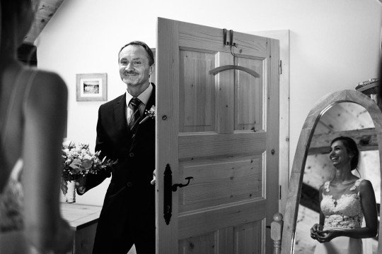 momentka nevěsty, kdy se poprvé během dne setkala s tatínkem připravená před obřadem