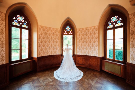 fotografie nevěsty s okny na zámku