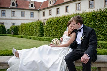 svatební fotografie v Praze s kostelem sv. Mikuláše na pozadí